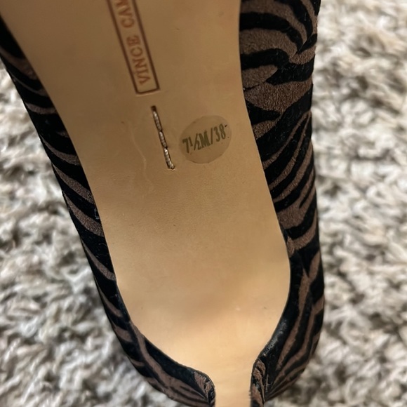 VINCE CAMUTO SAVILLA
MOCHA TEXTURED ZEBRA
HEELS SIZE 7.5 - Picture 10 of 14